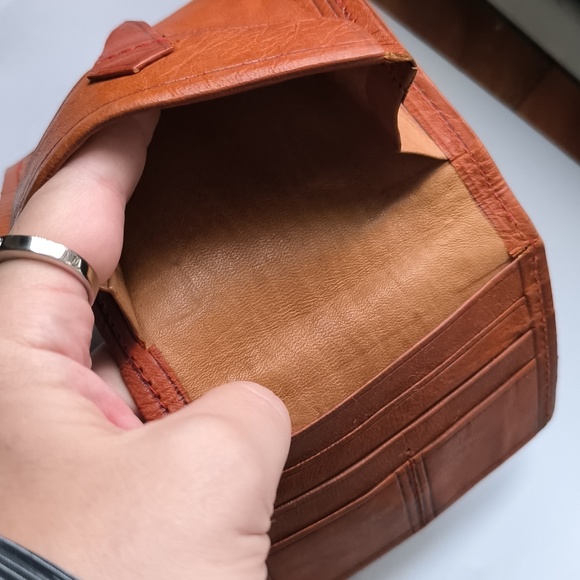 Embossed Tan Leather Credit Card Holder Bifold Wallet - Picture 7 of 12